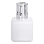 Weiße Lampe Berger mit silberner Kappe in Nahaufnahme
