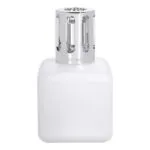 Weiße Lampe Berger mit silberner Kappe in Nahaufnahme