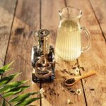 Graue Lampe, Verpackung und Nachfüllflasche auf einem Tisch