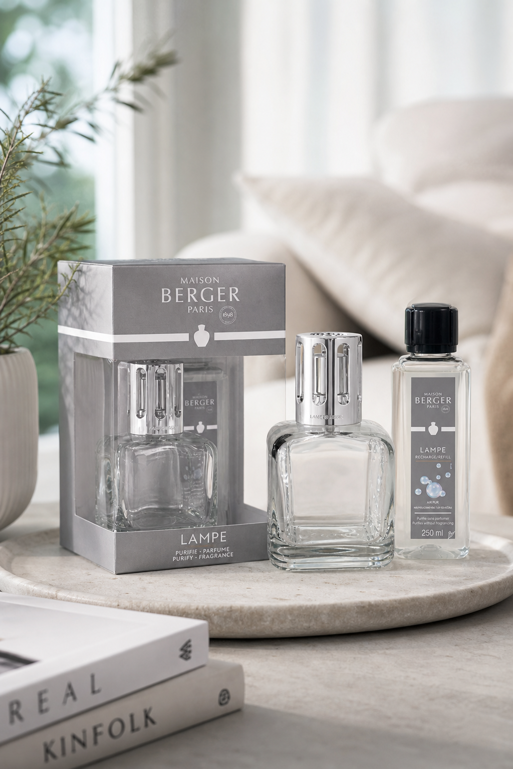 Maison Berger Lampe, Verpackung und Nachfüllflasche auf einem Tisch