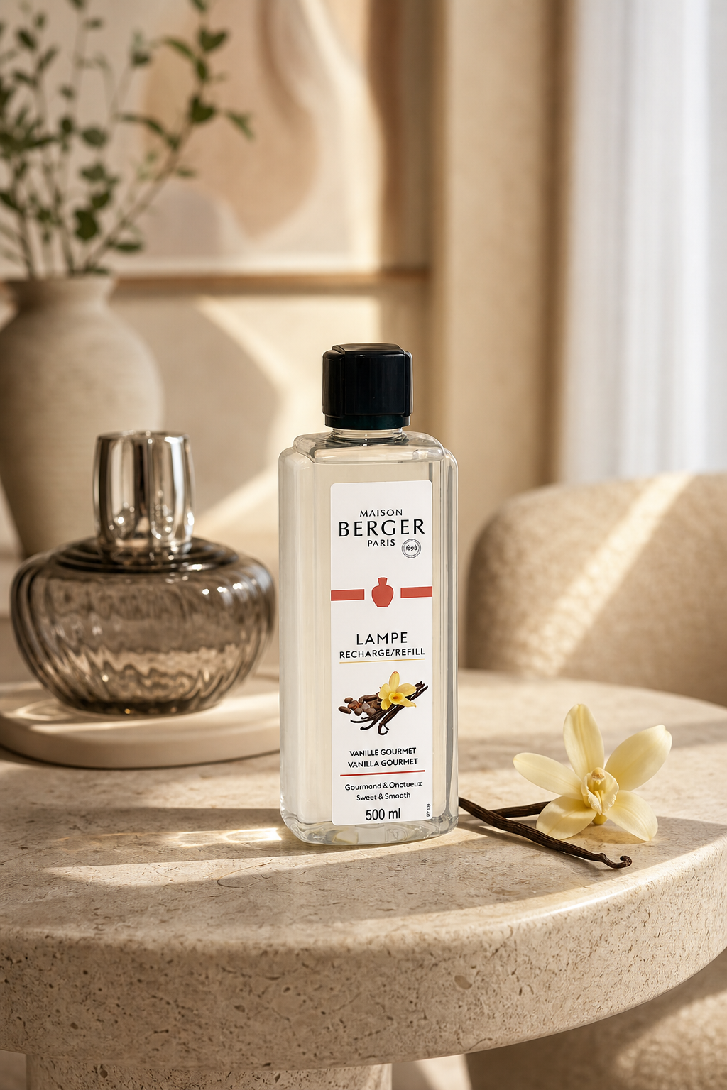 Maison Berger Paris Vanille-Nachfüller steht neben Vanilleblüte und Vanilleschoten