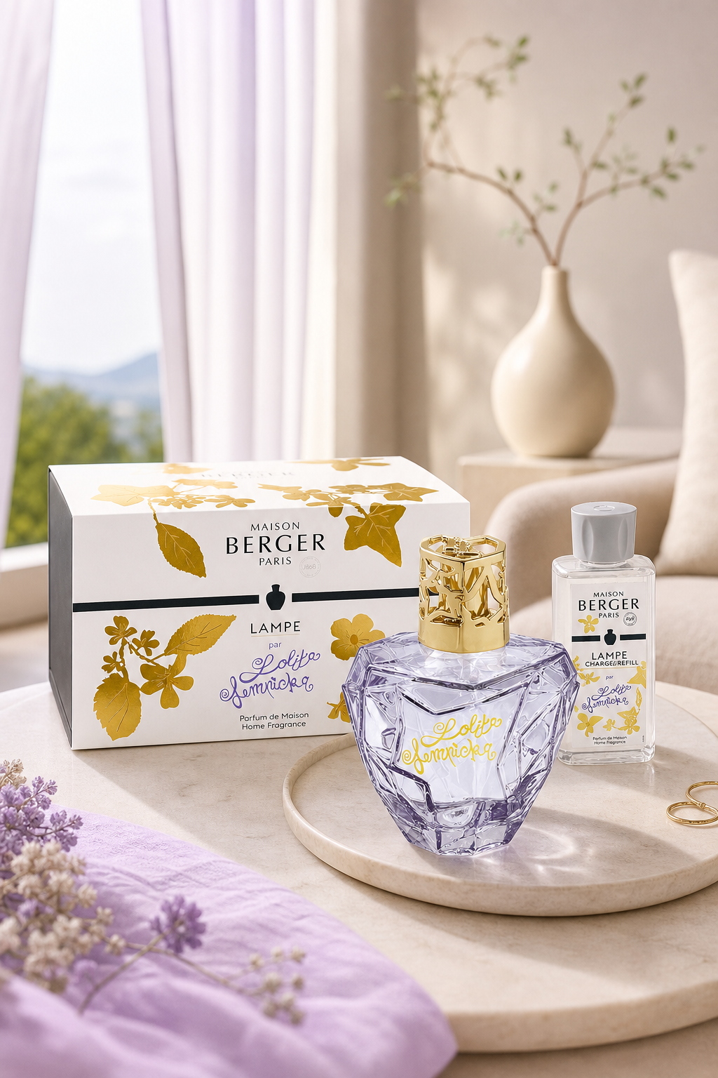 Lolita-Lempicka-Lampe mit Verpackung und Nachfüllflasche auf einem Wohnzimmertisch