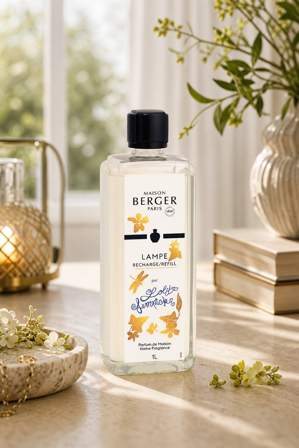 Lolita-Lempicka-Nachfüllflasche steht auf einem Tisch neben Pflanzen und Wohnaccessoires