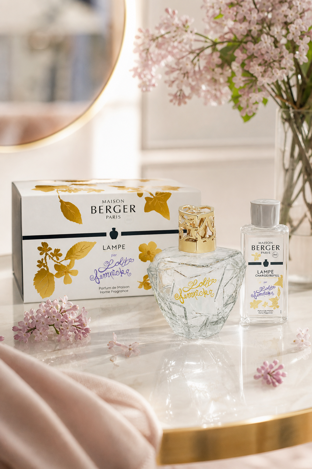 Lolita-Lempicka-Lampe mit Verpackung und Nachfüllflasche auf einem Tisch
