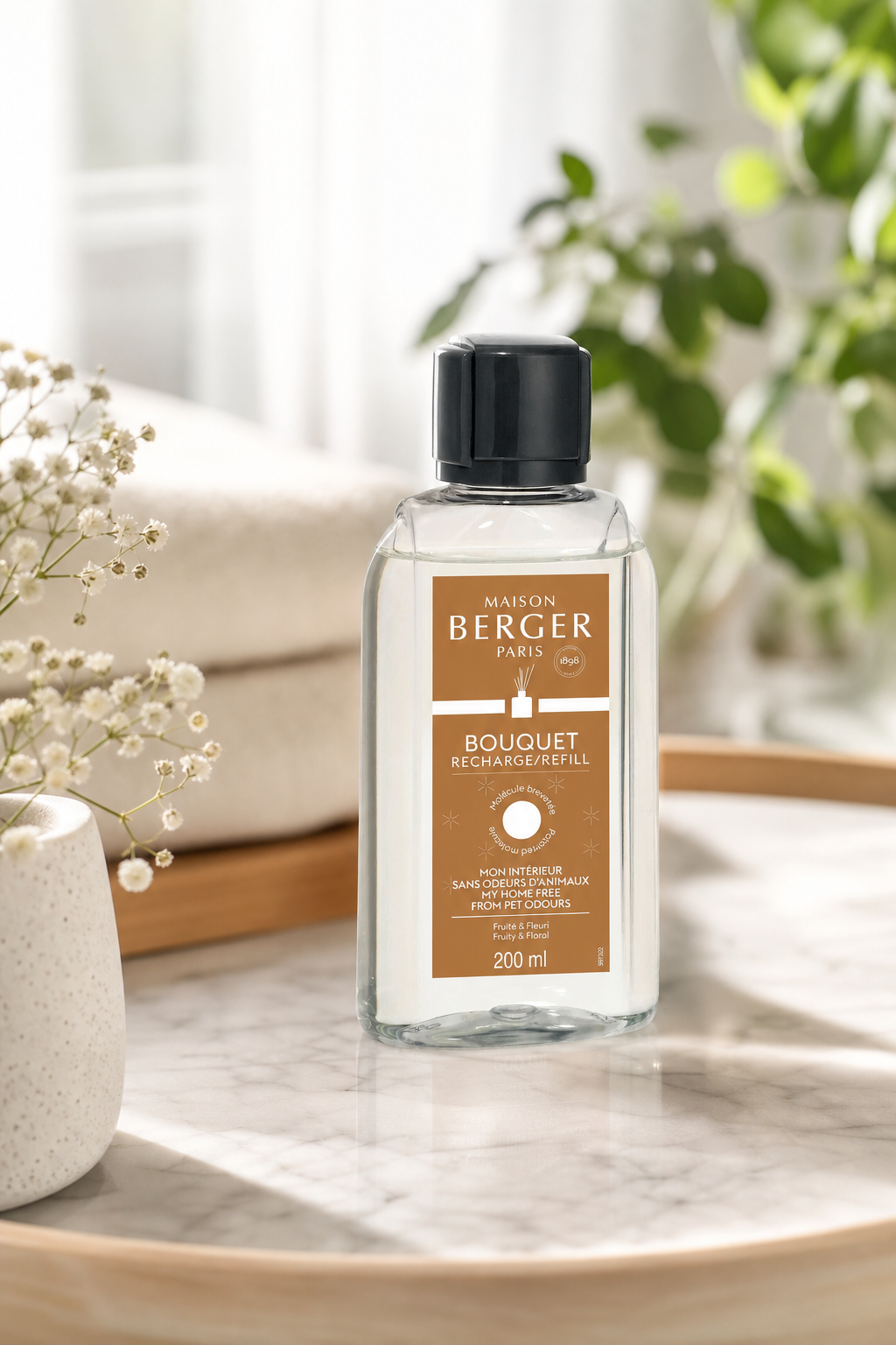 Maison Berger Paris Bouquet Nachfüller steht auf einem Tisch im Wohnbereich