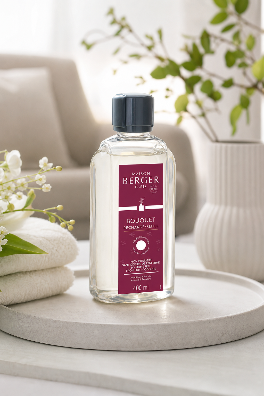 Maison Berger Bouquet Nachfüller steht auf einem Tisch neben gefalteten Handtüchern