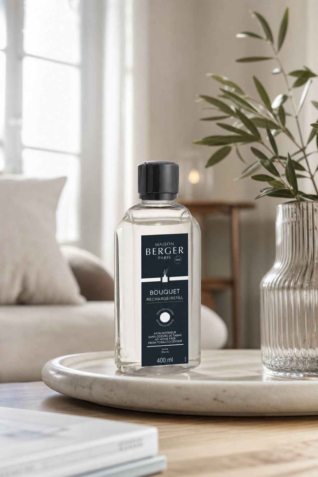 Maison Berger Bouquet Nachfüllflasche steht auf einem Tablett im Wohnbereich