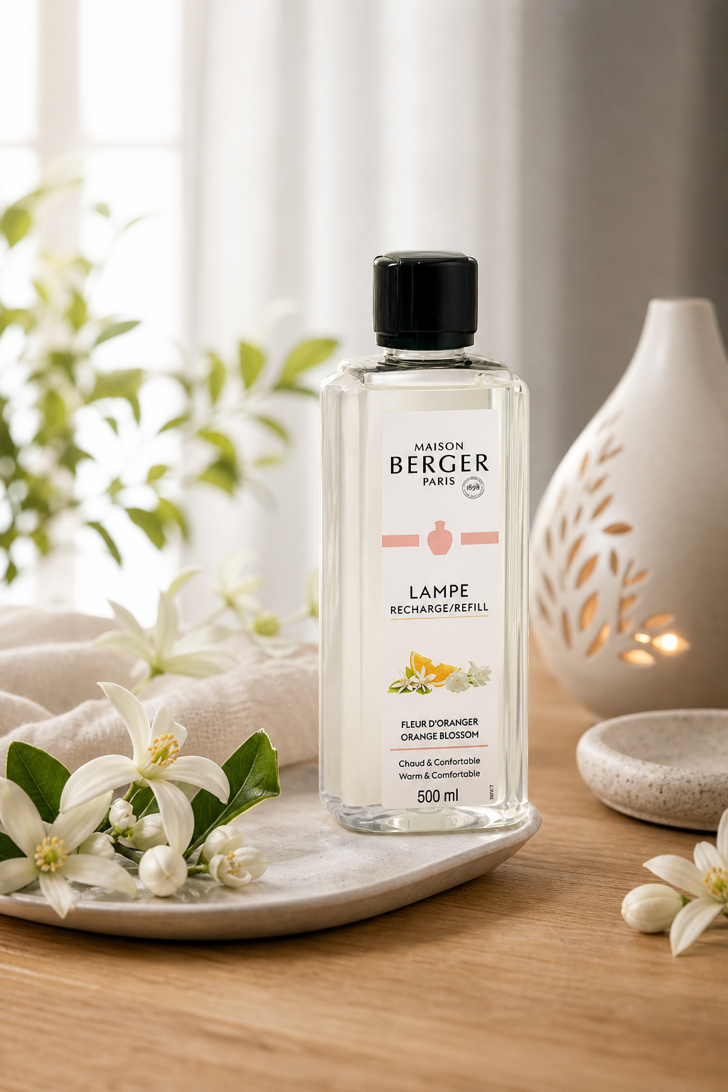Maison Berger Paris Orangenblüte Nachfüller steht neben dekorativer Duftlampe und weißen Blüten