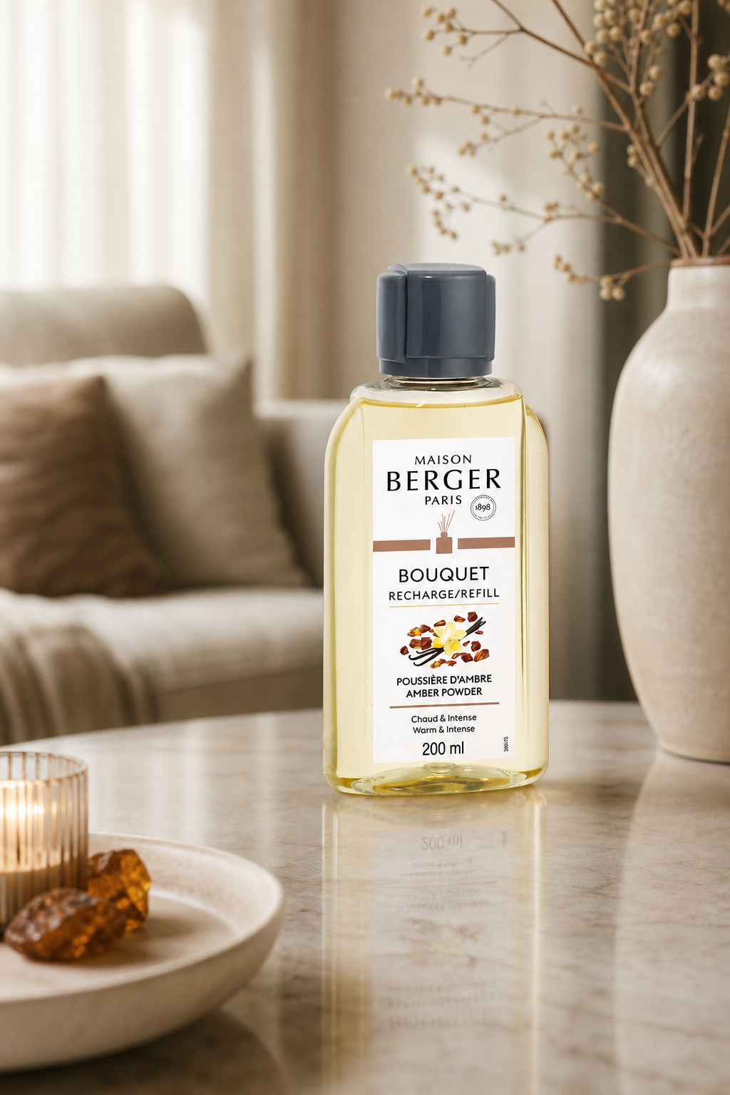 Maison Berger Paris Amber Powder Nachfüller steht auf einem Tisch im Wohnraum