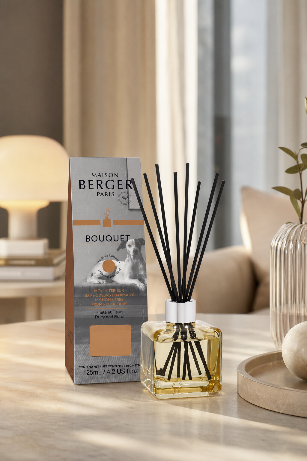 Raumduft-Diffuser mit Duftstäbchen und Verpackung auf einem Wohnzimmertisch