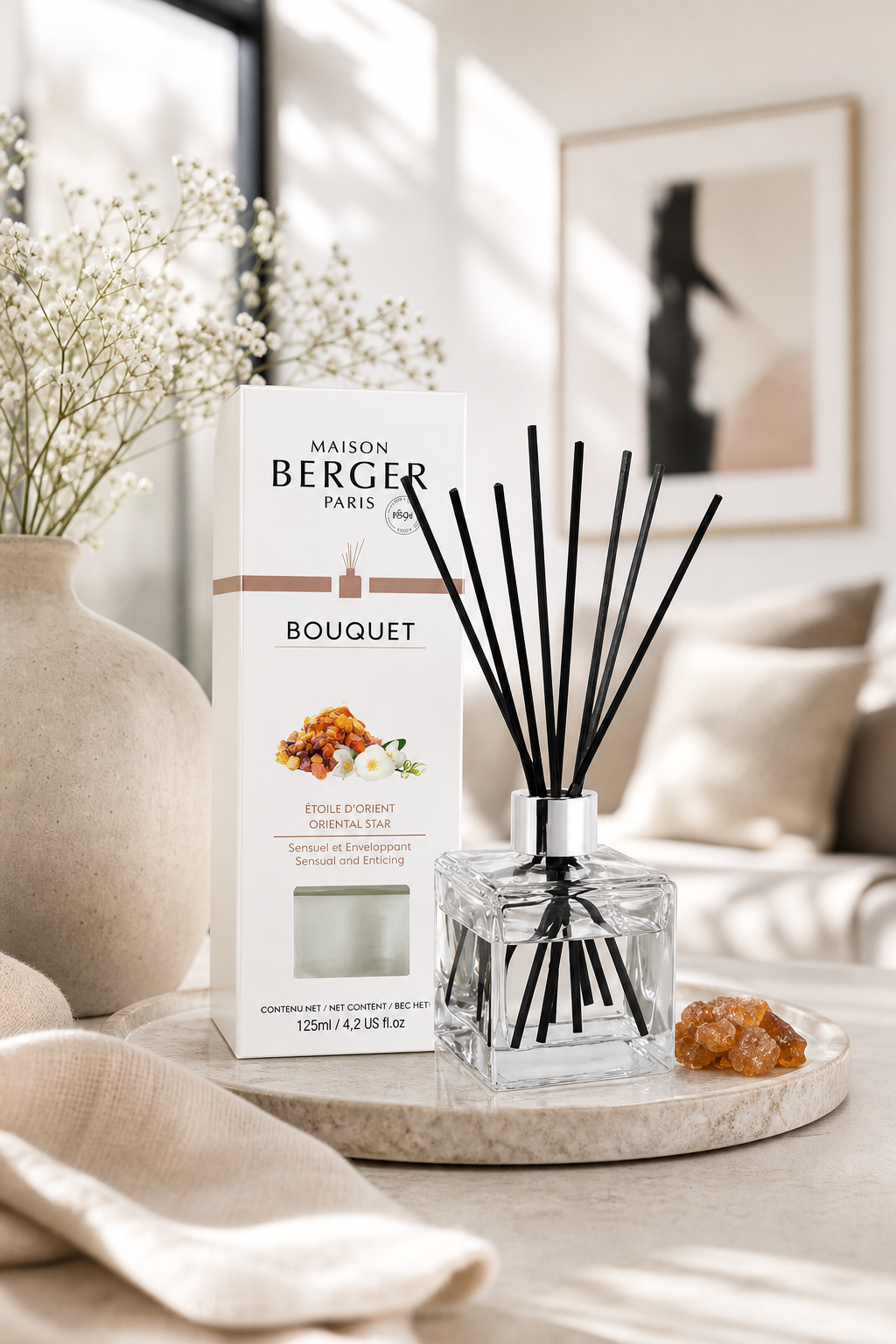 Raumduft-Diffuser mit Verpackung auf einem Wohnzimmertisch