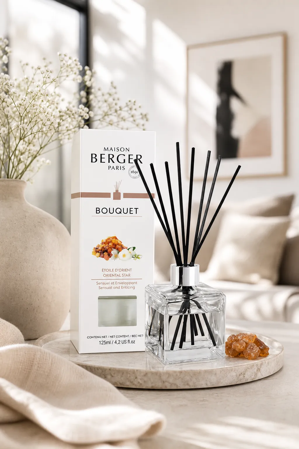 Raumduft-Diffuser im Wohnambiente Raumduft-Diffuser mit Verpackung auf einem Wohnzimmertisch