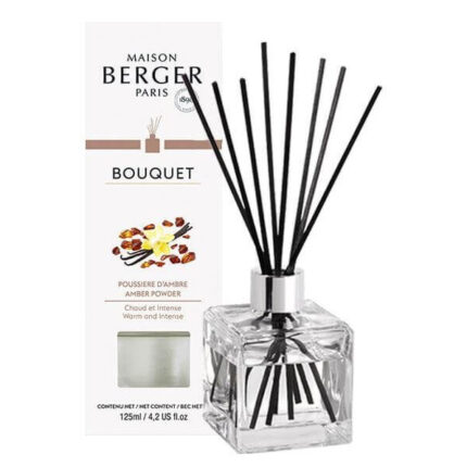 Glas-Diffuser mit schwarzen Duftstäbchen neben der Produktverpackung