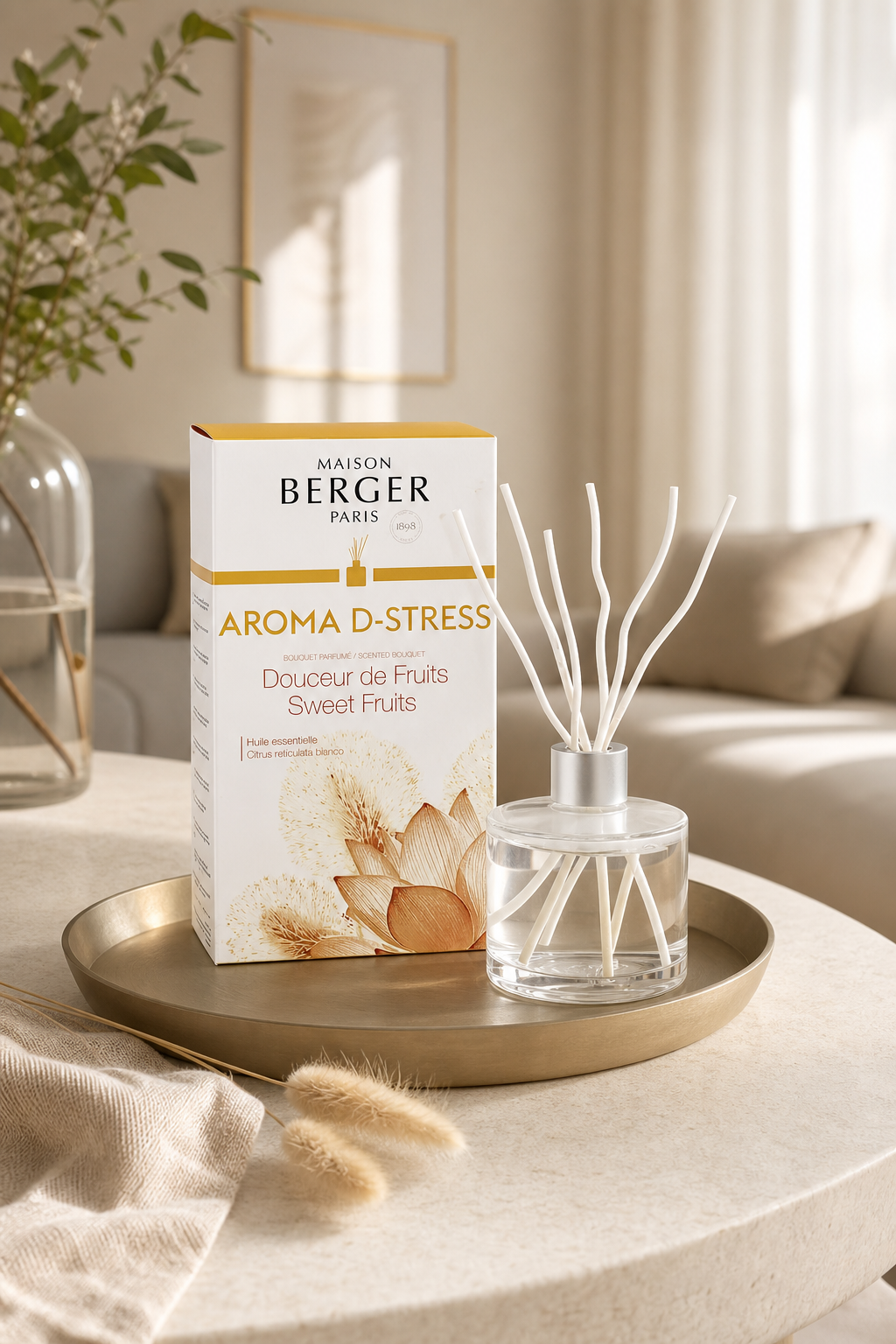 Aroma D-Stress Diffuser mit Verpackung auf einem Tablett im Wohnraum