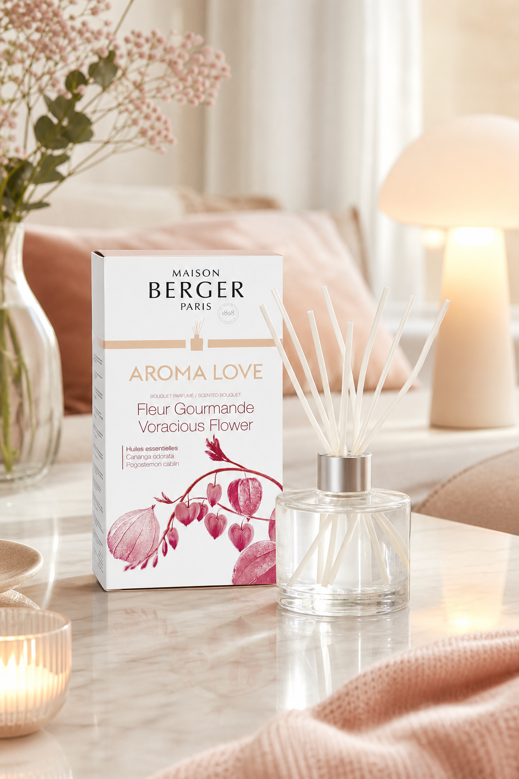 Aroma Love Diffuser mit Verpackung auf einem Tisch im Wohnraum