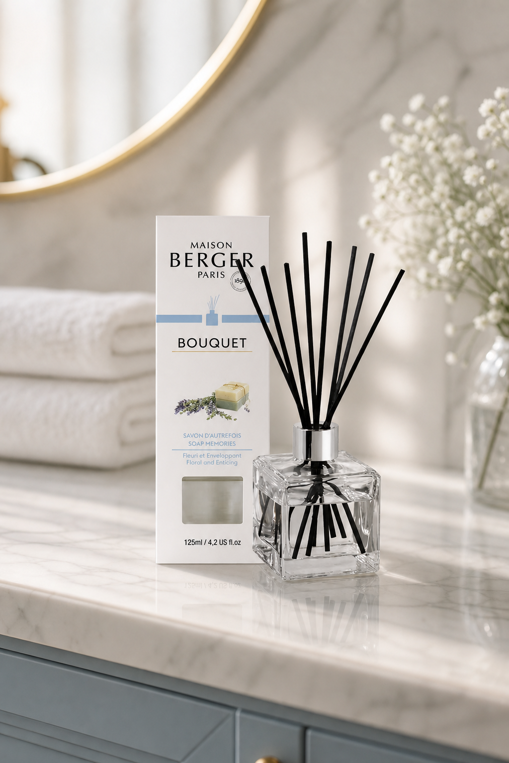 Maison Berger Paris Bouquet Diffuser mit Verpackung auf einer Badezimmerablage