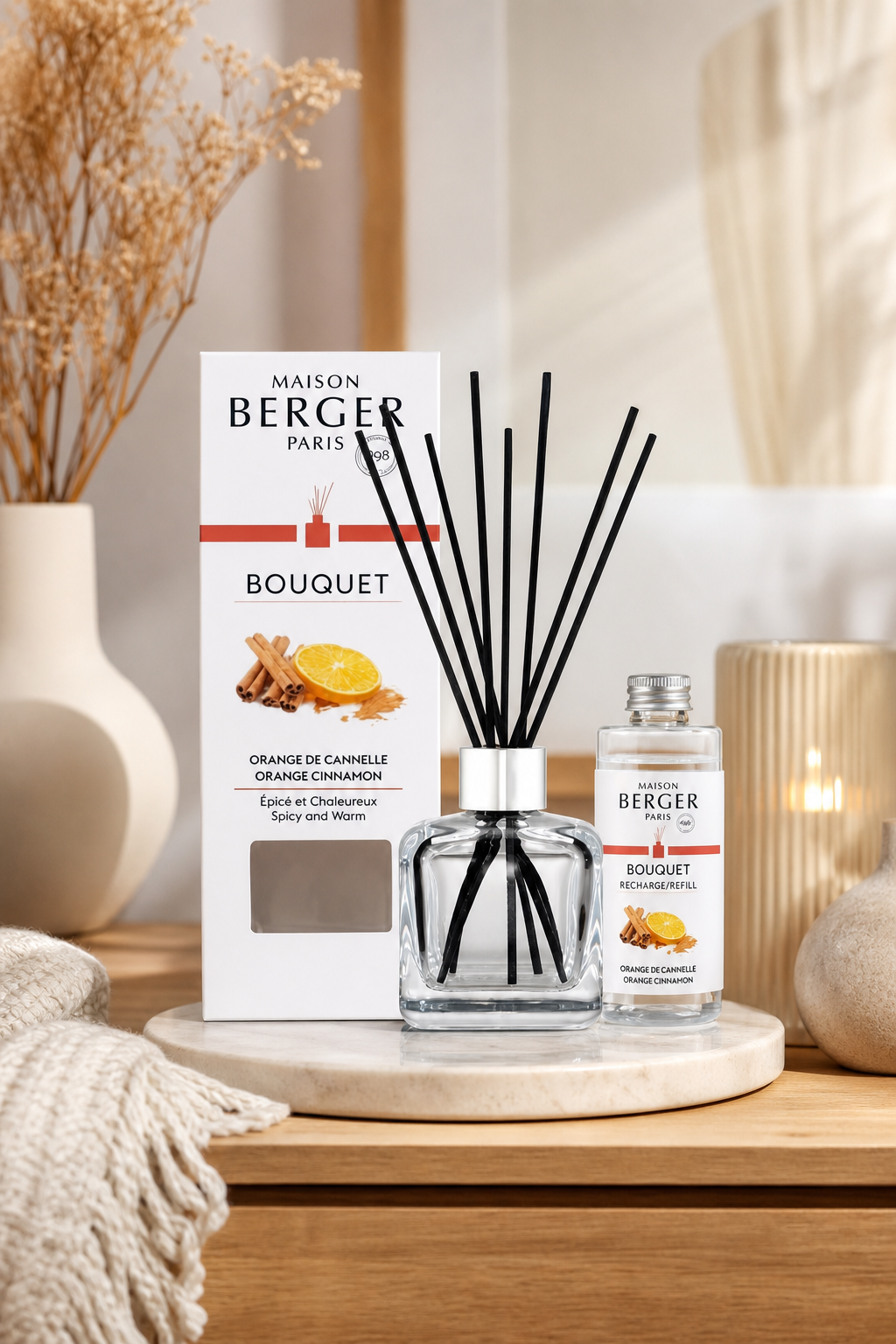 Maison Berger Raumduft-Diffuser mit schwarzen Stäbchen vor Verpackung im Wohnambiente