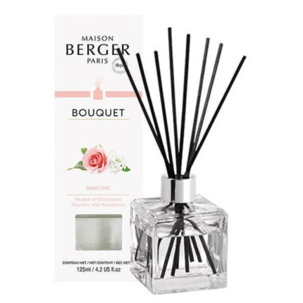 Klarer Diffuser mit schwarzen Duftstäbchen neben Maison-Berger-Paris-Verpackung