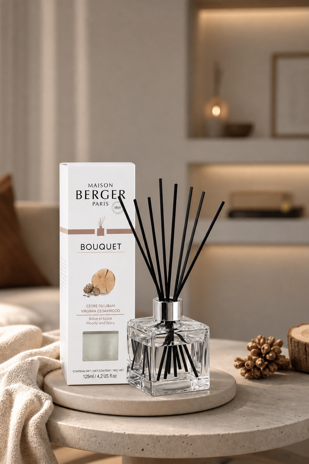 Maison Berger Paris Bouquet-Diffuser mit Verpackung auf einem Wohnzimmertisch