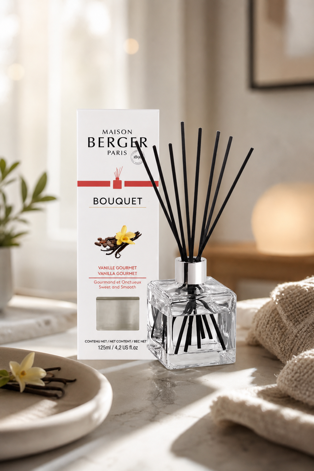 Maison Berger Paris Diffuser mit schwarzen Stäbchen auf einem Tisch im Wohnraum