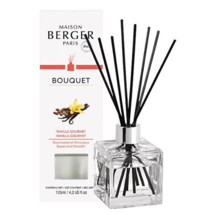 Quadratischer Glas-Diffuser mit schwarzen Stäbchen neben Produktverpackung
