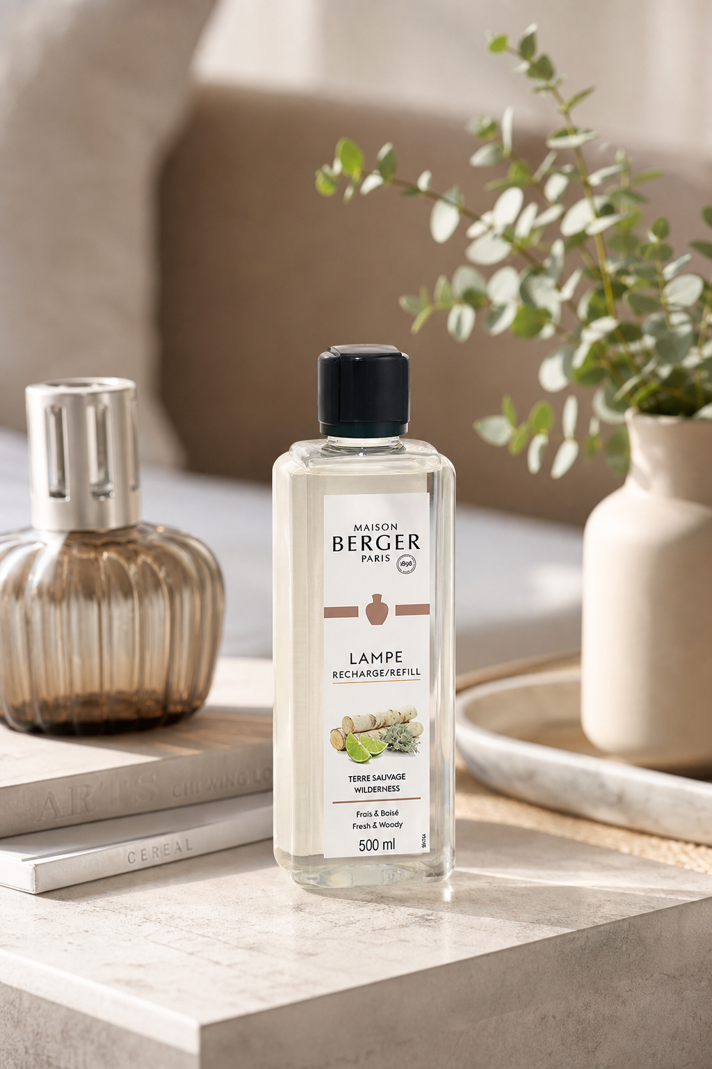 Maison Berger Paris Nachfüller steht auf einem Tisch neben Wohnaccessoires
