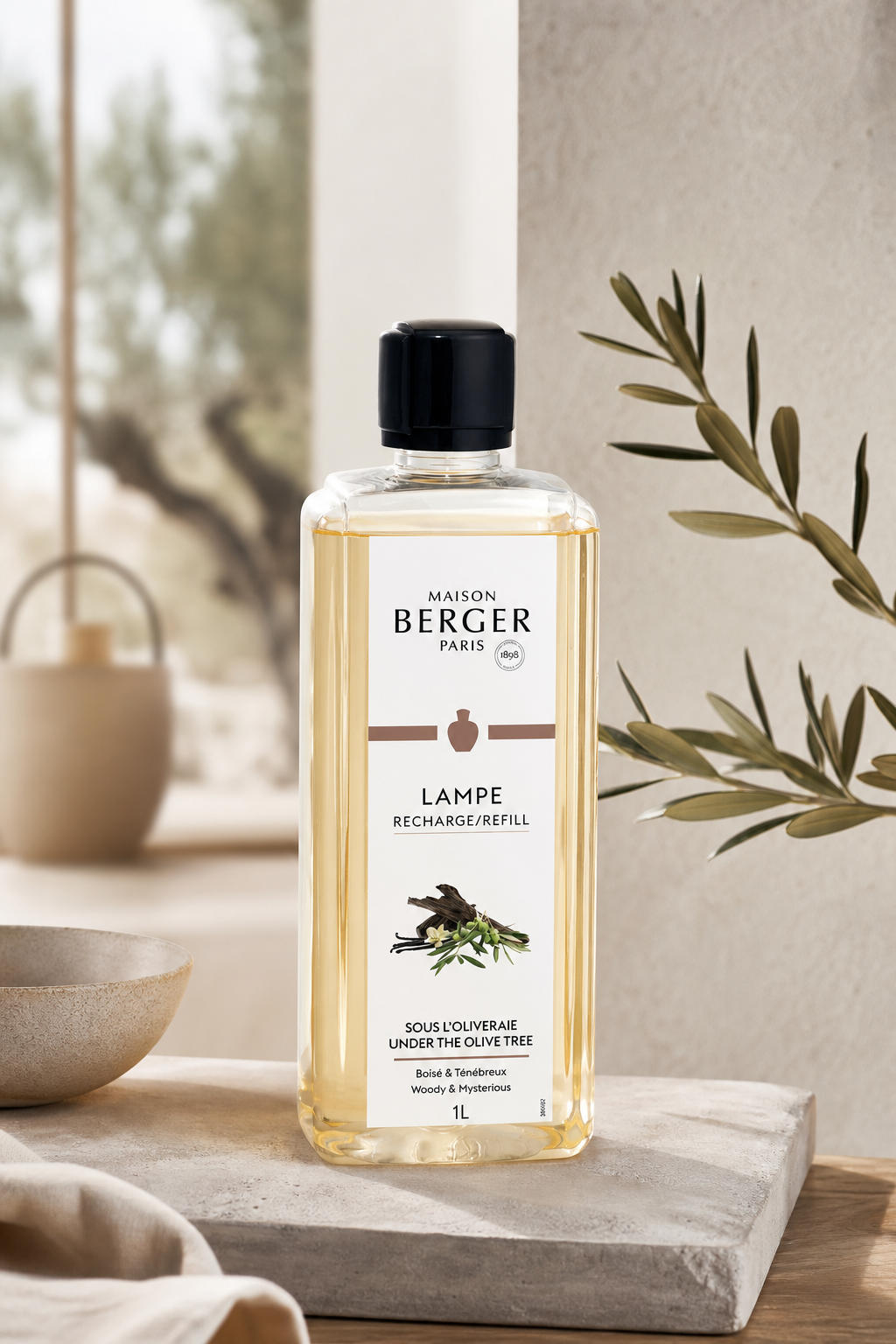 Maison Berger Nachfüller Unter dem Olivenbaum auf einem Tisch neben Olivenzweig