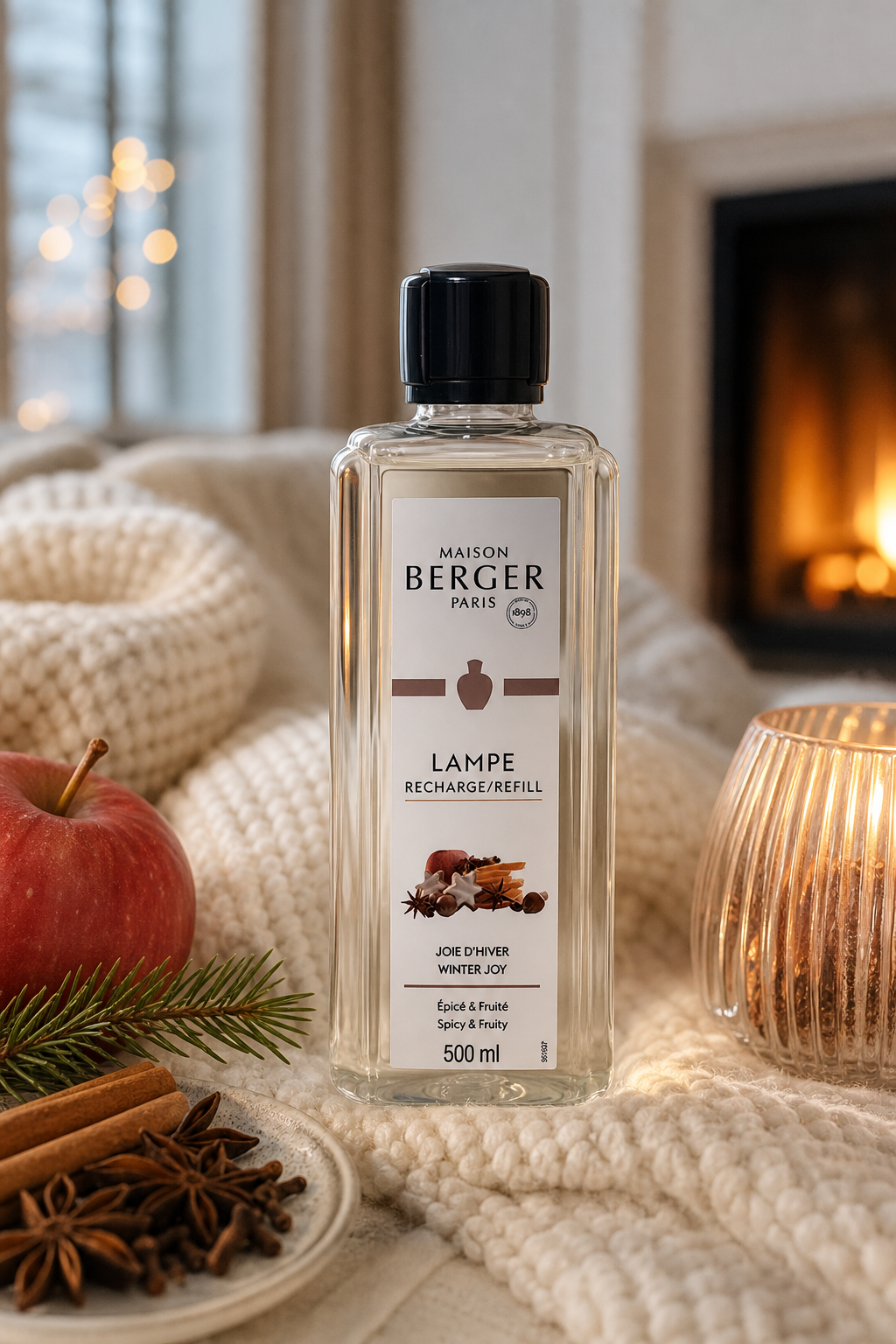 Maison Berger Paris Winter Joy Nachfüller neben Apfel, Gewürzen und Kamin