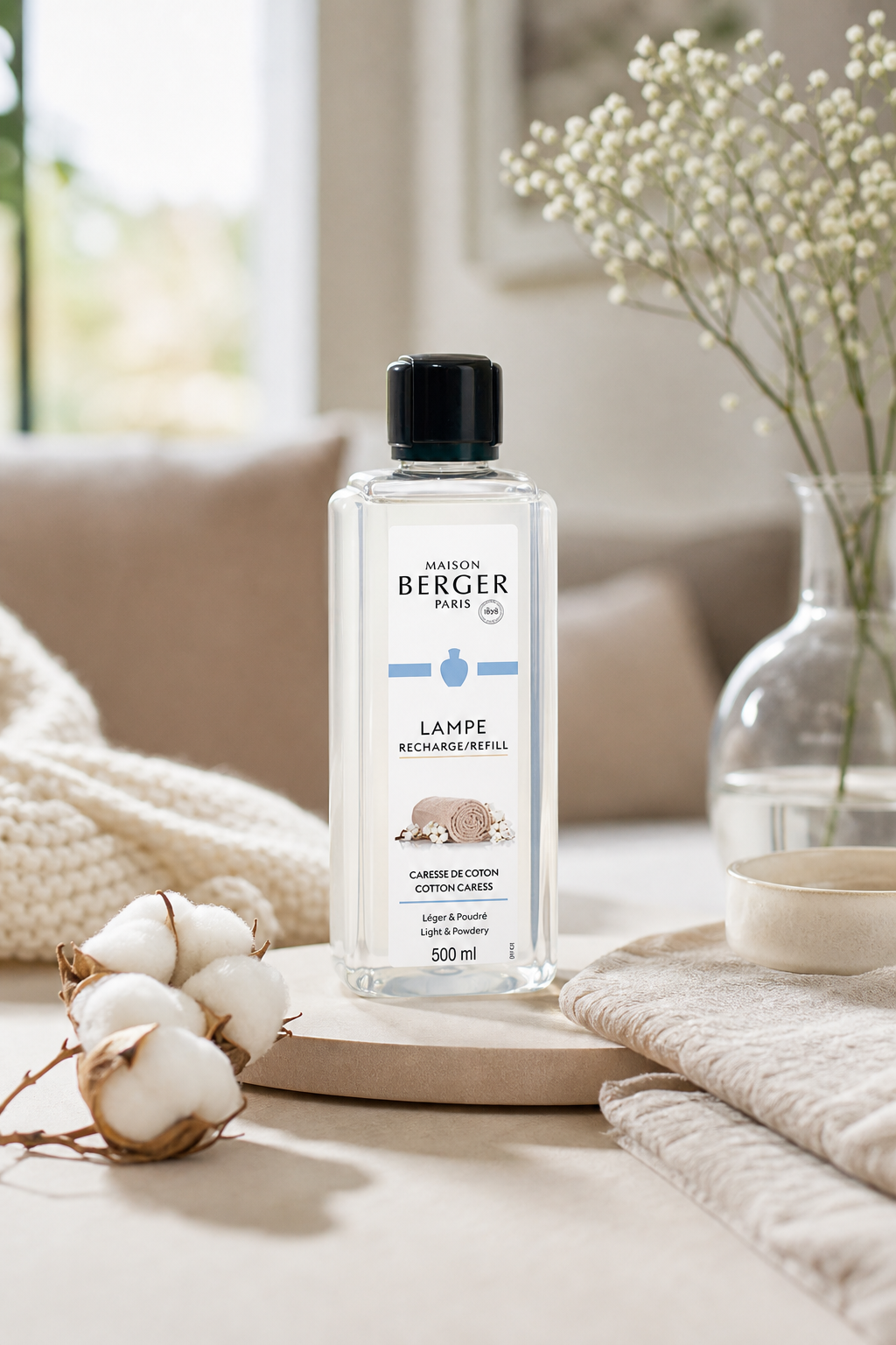 Maison Berger Paris Nachfüller Caresse de Coton auf einem Tisch im Wohnambiente