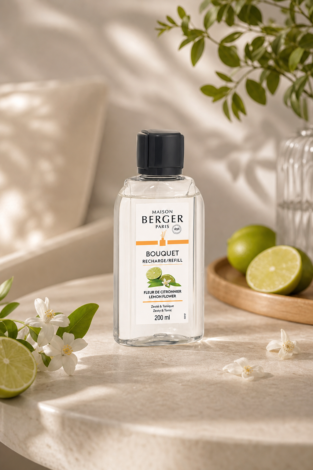 Maison Berger Nachfüller Lemon Flower neben Zitronen, Blüten und grünen Blättern