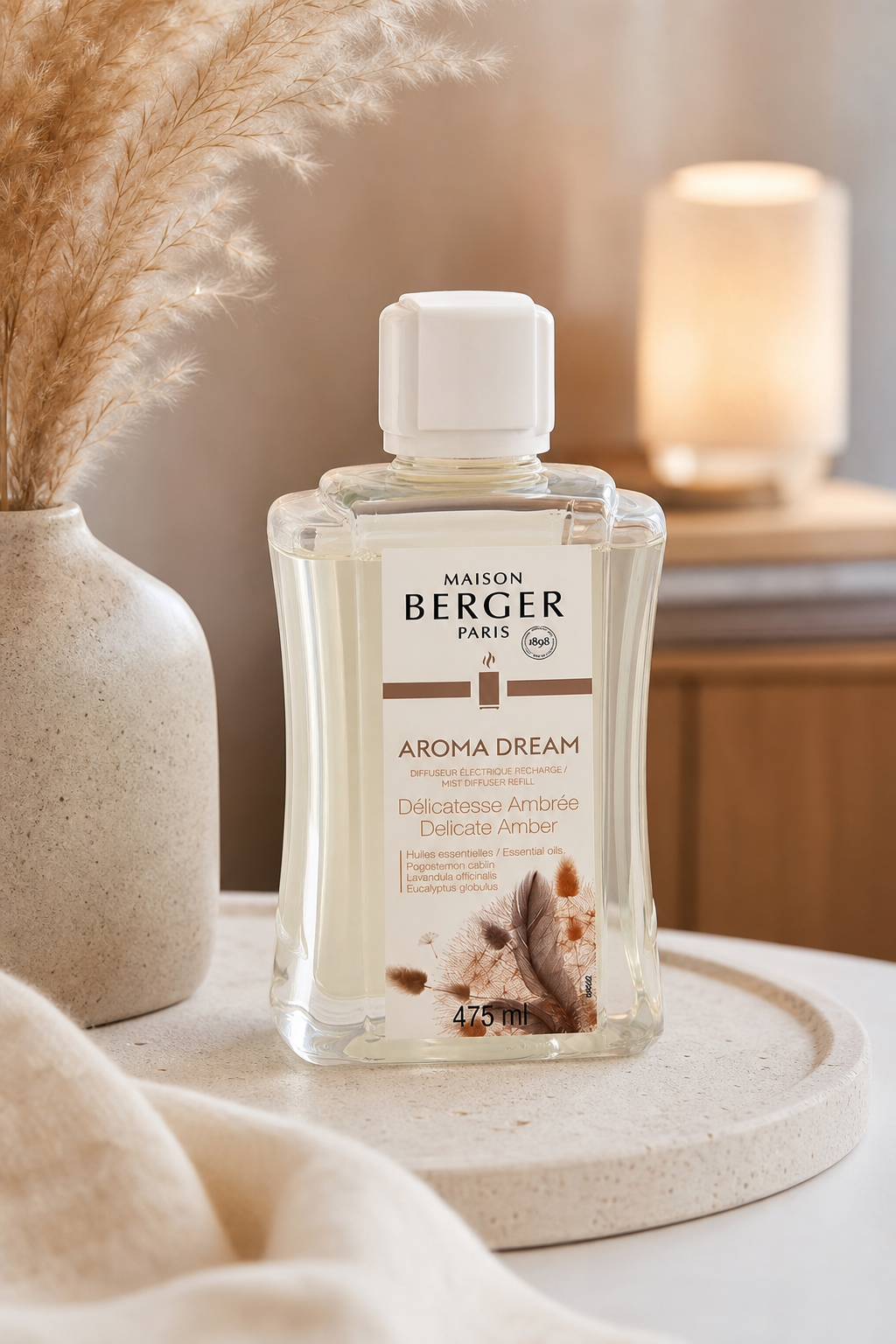 Aroma Dream Nachfüller auf einem Tisch neben Vase und Leuchte