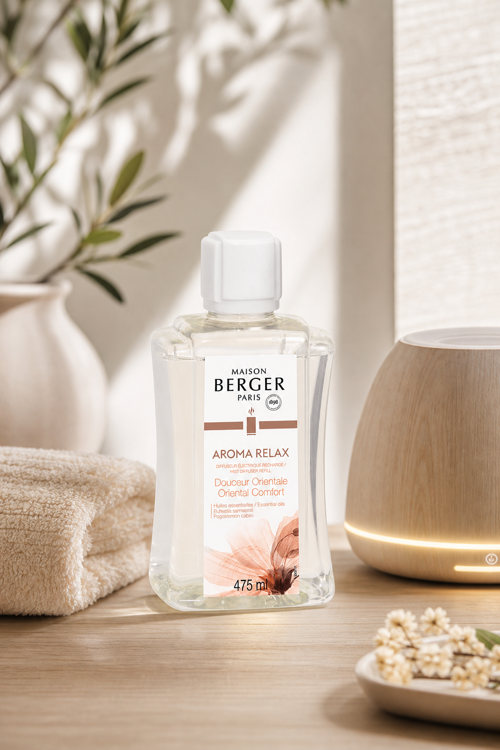Aroma Relax Nachfüller auf Holztisch neben einer eingeschalteten Leuchte