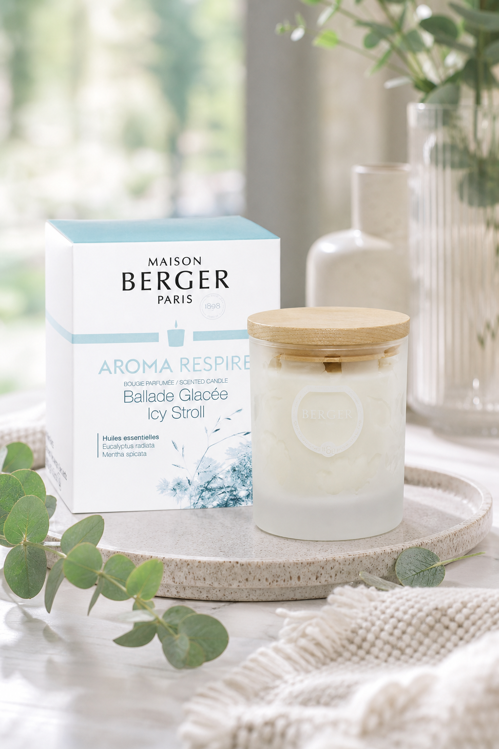 Aroma Respire Duftkerze und Verpackung auf einem Tablett