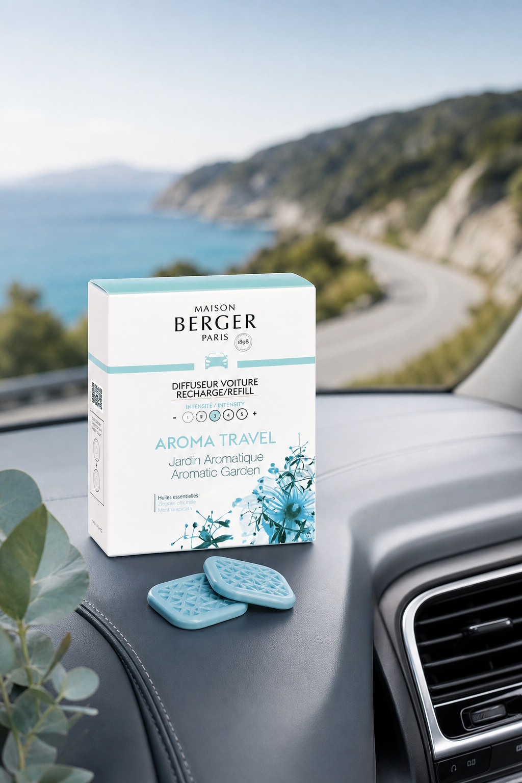 Aroma Travel Verpackung und zwei Duftanhänger auf dem Armaturenbrett