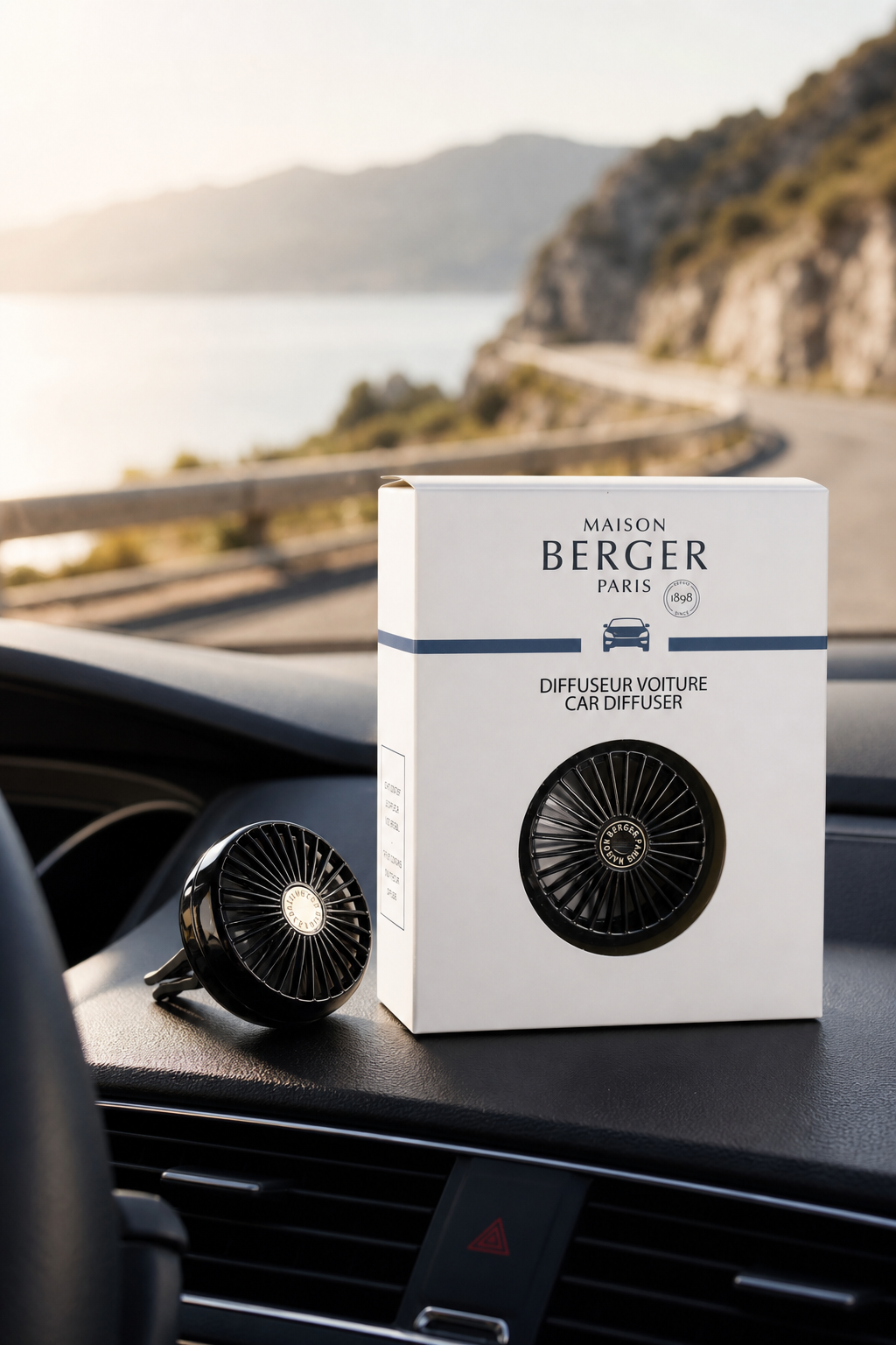 Schwarzer Autoduft-Diffuser und Verpackung auf dem Armaturenbrett eines Autos