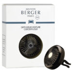 Schwarzer Autoduft-Diffuser neben seiner Maison-Berger-Paris-Verpackung