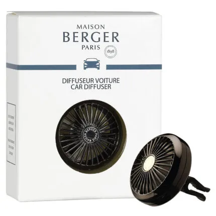 Schwarzer Autoduft-Diffuser neben seiner Maison-Berger-Paris-Verpackung