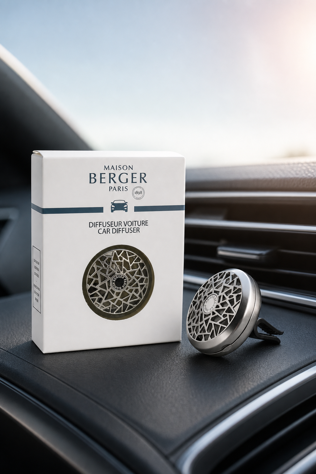 Maison Berger Paris Autoduft-Diffuser und Verpackung auf dem Armaturenbrett eines Autos