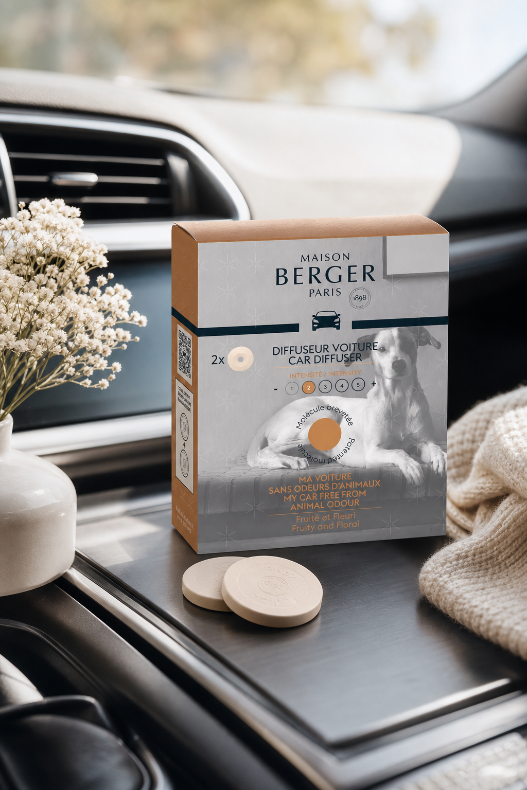 Maison Berger Autoduft-Packung und zwei runde Nachfüller auf der Mittelkonsole