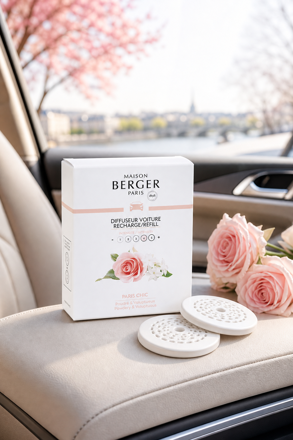 Paris Chic Autoduft-Verpackung und zwei runde Nachfüller auf Autositz