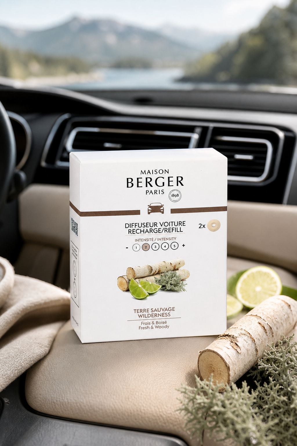 Maison Berger Autoduft-Nachfüller-Verpackung liegt sichtbar auf dem Beifahrersitz eines Autos