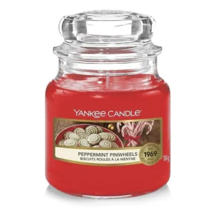 Rote Yankee Candle Duftkerze im Glas mit Peppermint-Pinwheels-Etikett