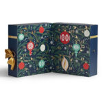 Yankee Candle Adventskalender mit nummerierten Türchen in geöffneter Ansicht