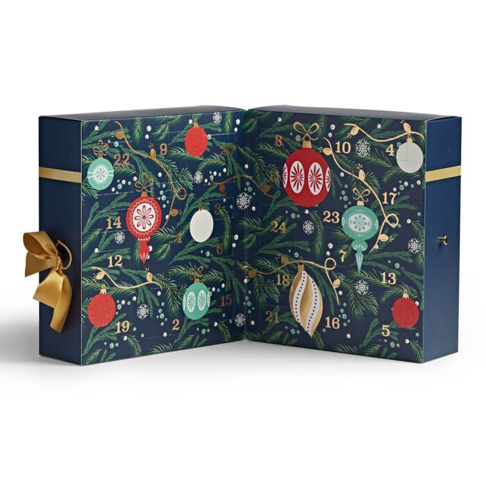 Yankee Candle Adventskalender mit nummerierten Türchen in geöffneter Ansicht
