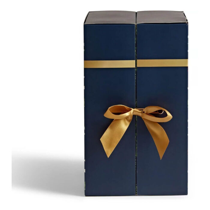 Geschlossener dunkelblauer Adventskalender mit goldener Schleife