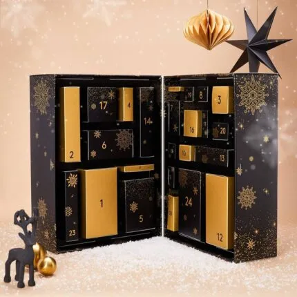 Geöffneter Sparkling Winter Adventskalender mit nummerierten Fächern 1 bis 24