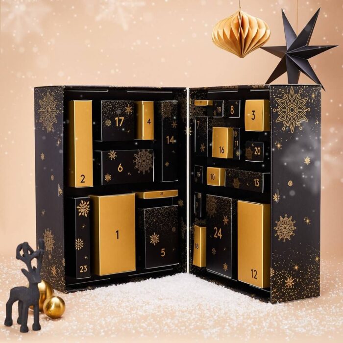 Geöffneter Sparkling Winter Adventskalender mit nummerierten Fächern 1 bis 24