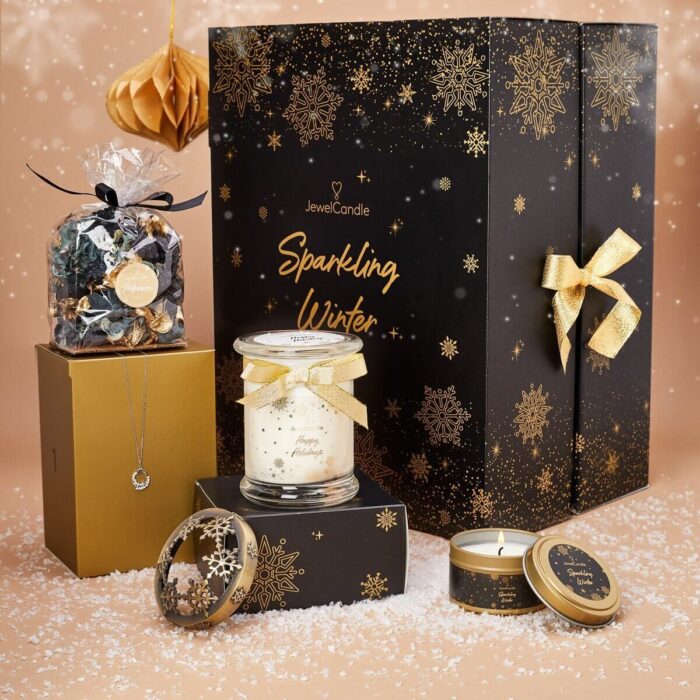 Geöffneter Sparkling Winter Adventskalender mit Kerze, Potpourri und weiteren Produkten