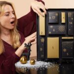 Frau betrachtet geöffnete Fächer des Sparkling Winter Adventskalenders