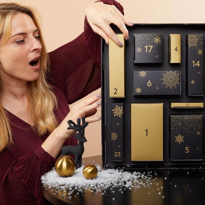 Frau betrachtet geöffnete Fächer des Sparkling Winter Adventskalenders